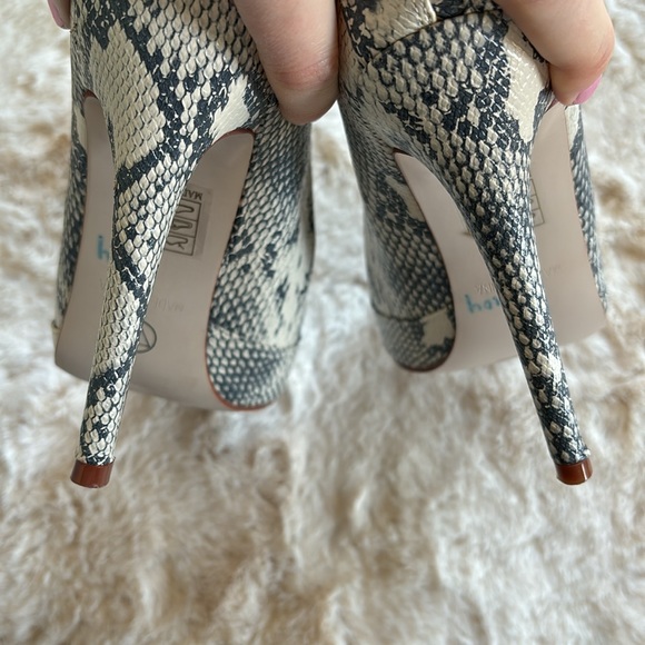 Snake skin pointed toe booties, size 6 🐍 - Picture 8 of 11